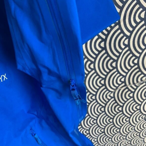 Gorgeous Arct'erix beta LT jacket, size L, in excellent condition - Picture 4 of 9